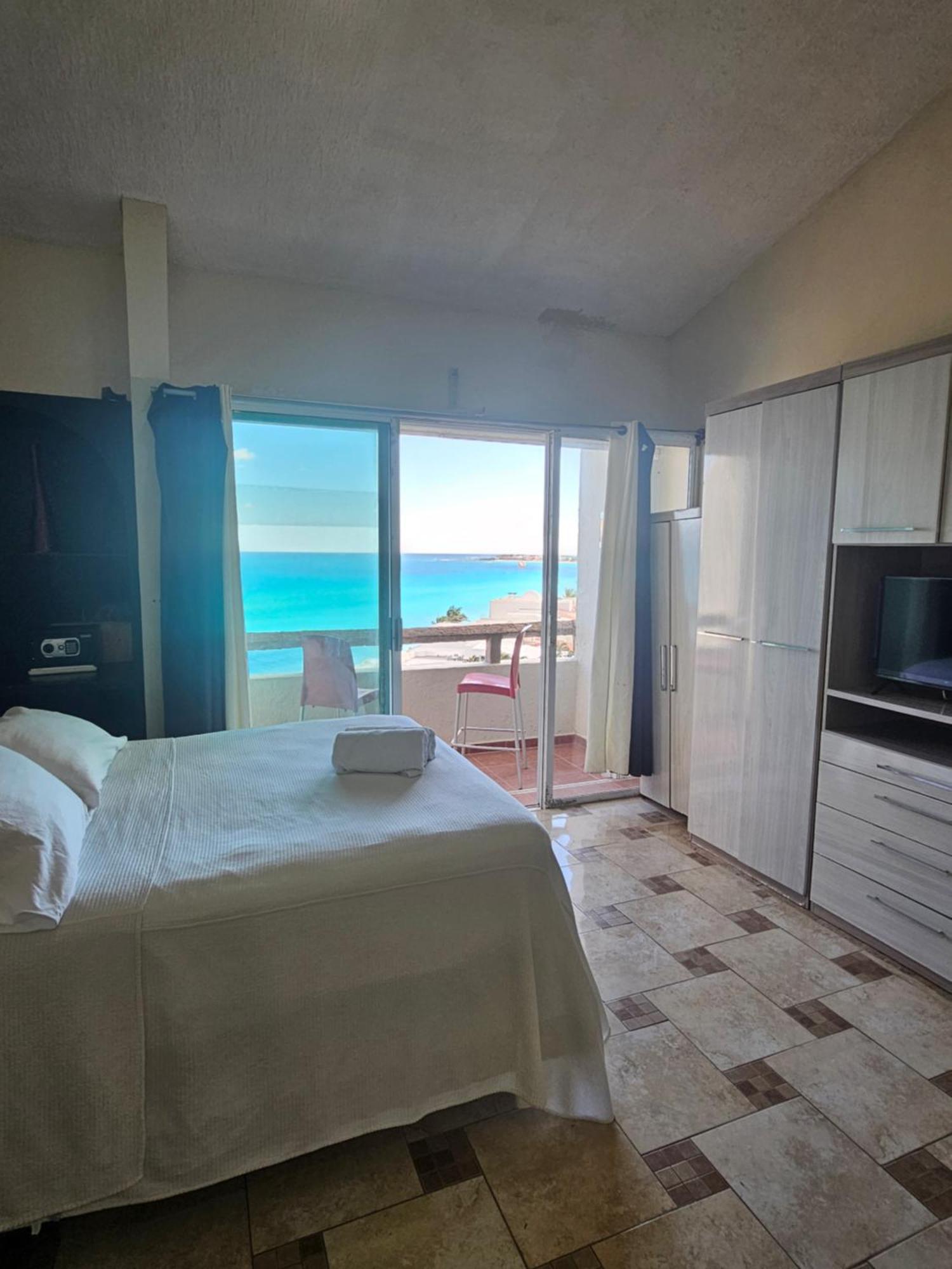 Beachfront Apartment Cancún